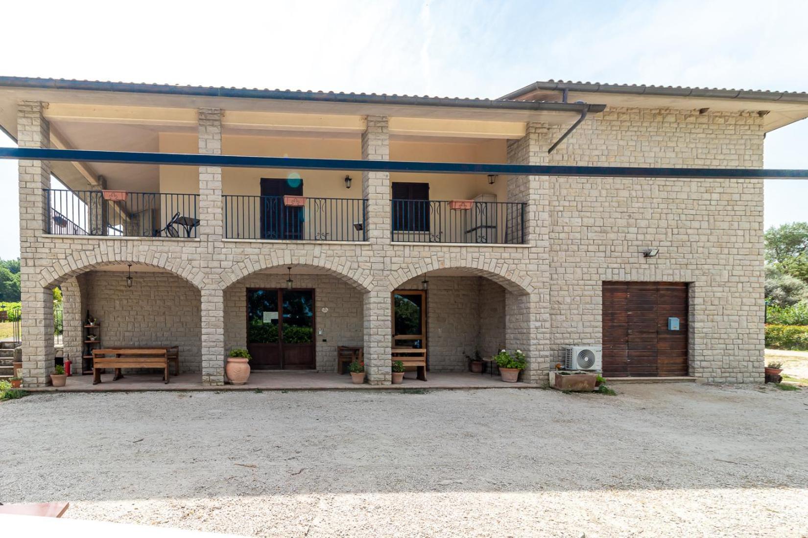 Agriturismo La Vite E L'Ulivo Baschi Exterior foto